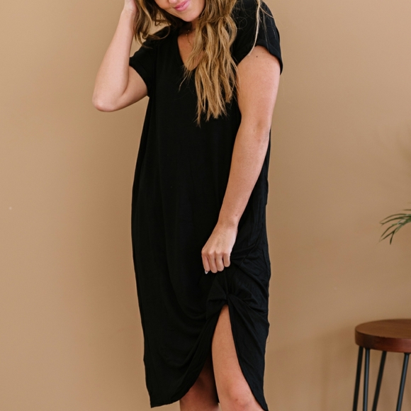 P & Rose Plot Twist Full Size T-Shirt Dress with Pockets in Black - Picture 4 of 7